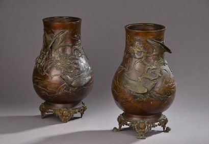 null JAPON - Époque MEIJI (1868 - 1912).
Paire de vases à panse basse en bronze à...