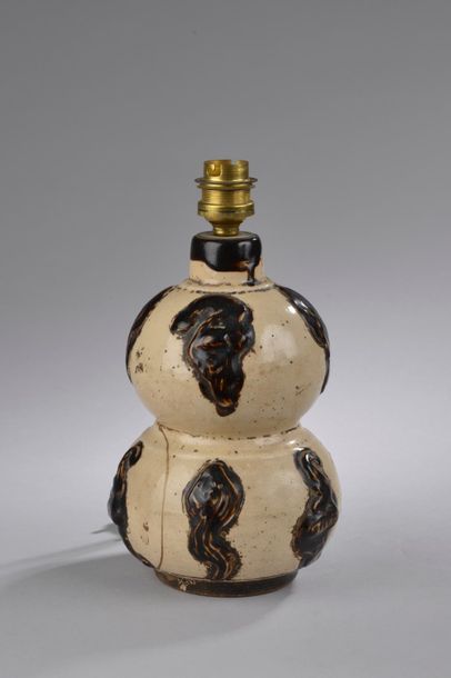 null JAPON - XIXe siècle
Vase de forme double gourde en grès émaillé beige et brun...
