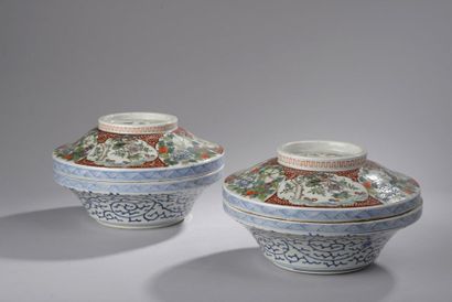 null JAPON, Imari - Époque Meiji (1868-1912).
Paire de boîtes rondes en porcelaine...
