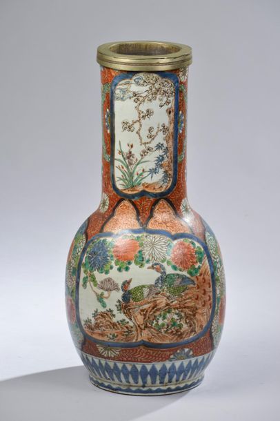 null JAPON - Époque MEIJI (1868 - 1912).
Grand vase bouteille en porcelaine émaillée...