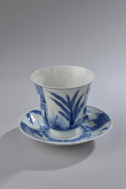 null JAPON - XXe siècle.
Gobelet tulipe et sous-tasse en porcelaine bleu blanc (restaurée)...