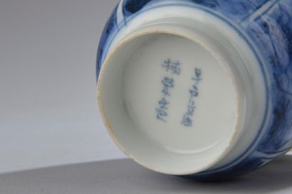 null JAPON - XXe siècle.
Gobelet tulipe et sous-tasse en porcelaine bleu blanc (restaurée)...