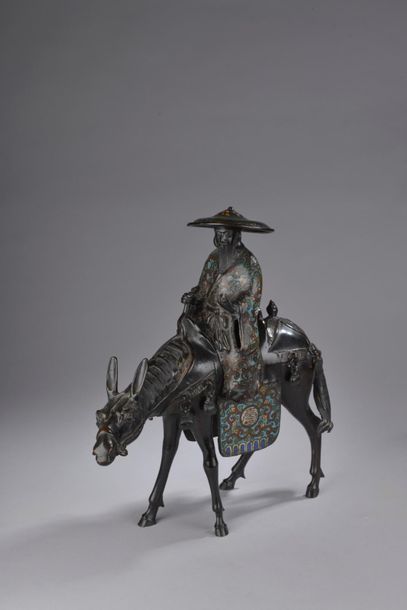 null CHINE - XXe siècle.
Tsuga sur sa mule en bronze à patine noire et émaux cloisonnés...