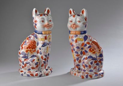null JAPON - XXe siècle.
Deux chats formant paire ornés de fleurs en porcelaine émaillée...