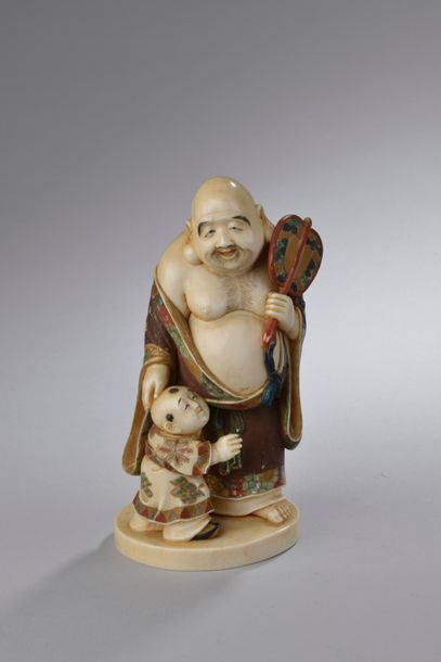 null JAPON - Époque MEIJI (1868 - 1912). 
Okimono en ivoire polychrome, Hotei debout...