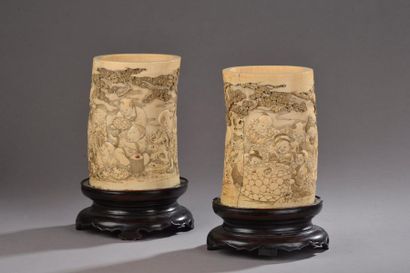 null JAPON - Époque MEIJI (1868 - 1912).
Deux vases en ivoire sculpté et incrusté...