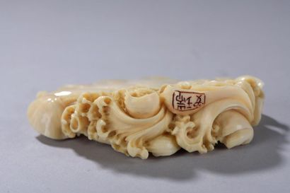 null JAPON, fin de l'époque MEIJI (1868-1912). 
Groupe en ivoire de morse signé représentant...