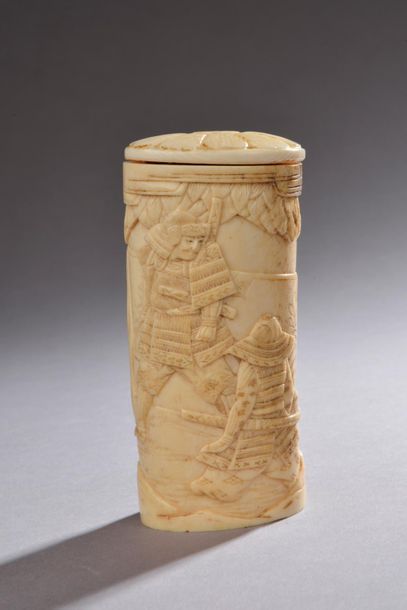 null JAPON - Fin de l'époque MEIJI (1868-1912). 
Boîte à grillons en os sculptée...