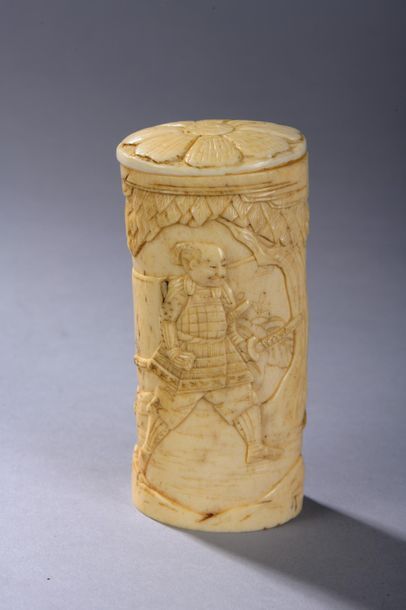 null JAPON - Fin de l'époque MEIJI (1868-1912). 
Boîte à grillons en os sculptée...