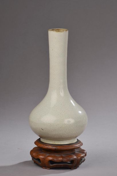 null CHINE - XIXe siècle.
Vase bouteille en grès émaillé beige craquelé (égrenures...