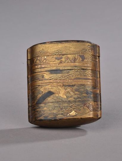 null JAPON - Époque EDO (1603 - 1868).
Inro laqué noir et or à décor d'un paysage...