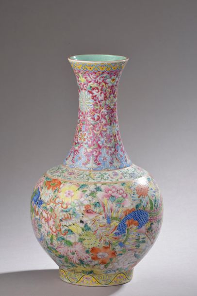 null CHINE - XIXe siècle.
Vase de forme "Shangping" en porcelaine émaillée polychrome...