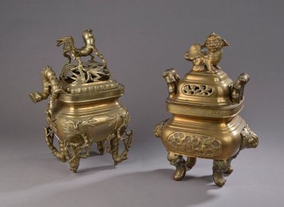 null INDOCHINE - Vers 1900.
Deux brûle-parfums quadripodes en bronze dépatiné, l'un...