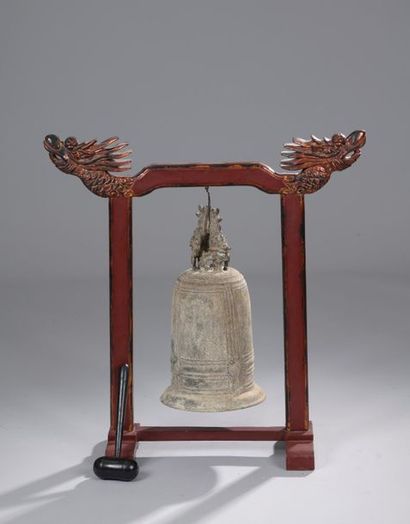 null 
VIETNAM - Vers 1900.
Cloche en bronze patiné surmontée de dragons sculptés...