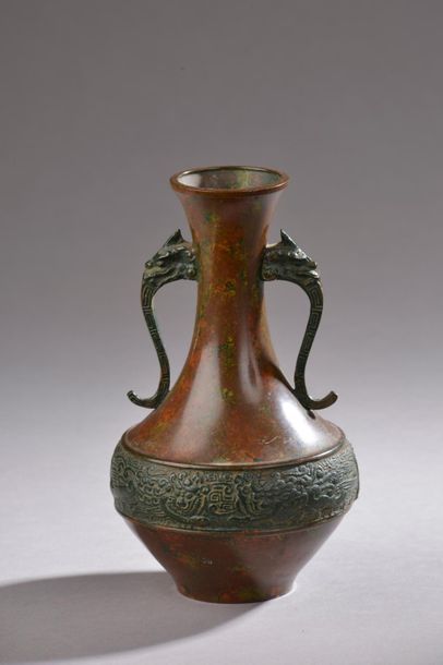 null INDOCHINE - Début du XXe siècle.
Vase à haut col légèrement évasé en bronze...