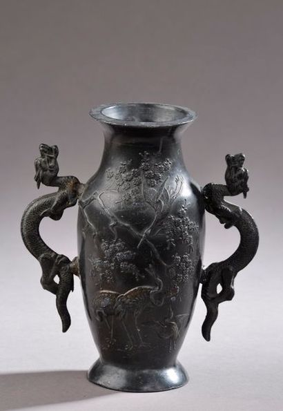 null INDOCHINE - Début du XXe siècle.
Vase balustre en métal à anses en forme de...