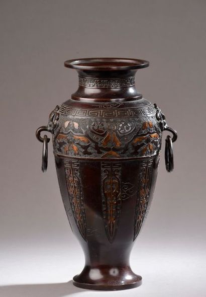 null INDOCHINE - Début du XXe siècle.
Vase balustre en bronze à patine brun rouge...
