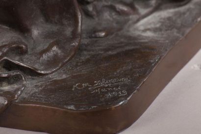 null Kinichiro ISHIKAWA (1871-1945).
Joueur de cithare.
Bronze à patine brune signé,...