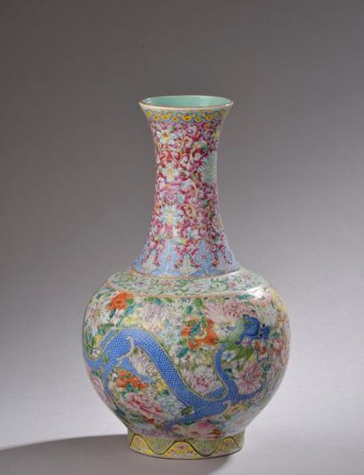 null CHINE - XIXe siècle.
Vase de forme "Shangping" en porcelaine émaillée polychrome...