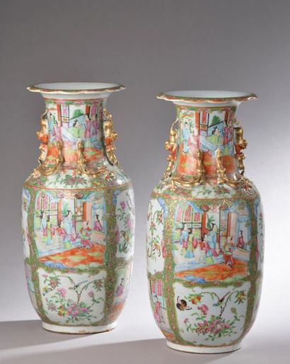 null CHINE - XIXe siècle.
Paire de vases balustres à col évasé en porcelaine émaillée...