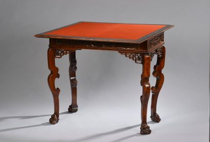 null INDOCHINE - Fin du XIXe siècle.
Table à jeux en bois naturel verni, le plateau...
