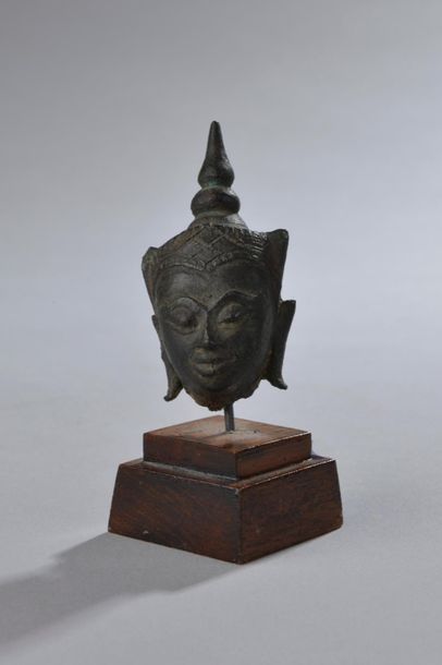 null THAILANDE - XVIIe siècle.
Fragment de tête de bouddha en bronze présentée sur...