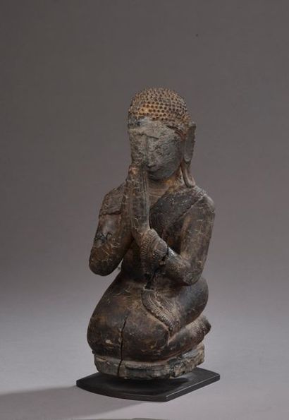 null THAILANDE - Vers 1900.
Statuette d'attendant en bois à traces de laque, agenouillé,...