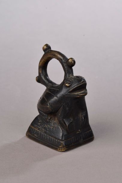 null BIRMANIE - XIXe siècle.
Poids à opium en bronze à patine noire (usures) figurant...