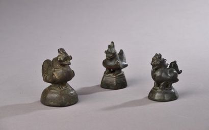 null BIRMANIE - XIXe siècle. 
Trois poids à opium en bronze représentant des coqs.
Haut....