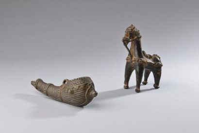 null INDE, Orissa - XIXe siècle.
Ensemble en bronze comprenant une pipe et une statuette...