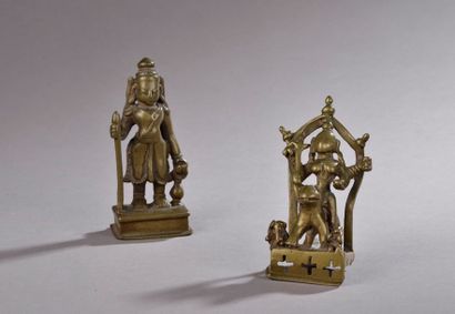 null INDE.
Ensemble de deux statuettes féminines en laiton figurant :
- L'une debout...