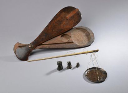 null ASIE du SUD-EST - XIXe siècle.
Série de trois poids à opium en bronze en forme...