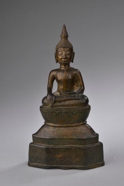 null LAOS - Vers 1900.
Statuette de bouddha en bronze à patine brune et traces de...