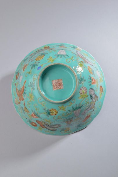 null CHINE - XIXe siècle.
Paire de bols en porcelaine émaillée turquoise, décorée...