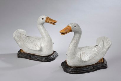 null CHINE - XIXe siècle.
Paire de canards en porcelaine émaillée blanc et caramel....