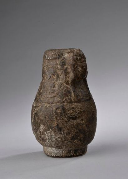 null Vase en calcaire gris à décor gravé et ciselé de tigre, phénix et lion, le col...