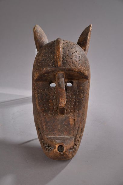 null MALI, culture Bambara - XXe siècle.
Masque Hyéne "sukuru" en bois gravé de motifs...