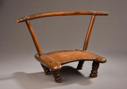 null CÔTE D'IVOIRE, culture Baoulé - XXe siècle.
Chaise en bois sculpté à décor incisé...