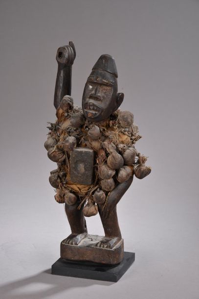 null KONGO, culture Yombe - Milieu du XXe siècle.
Statue fétiche Nkisi à clous en...