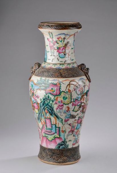 null CHINE, Nankin - Fin du XIXe siècle.
Grand vase balustre en faïence craquelée...