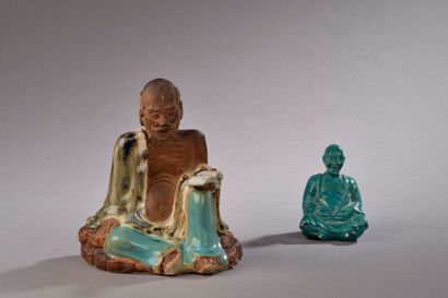 null CHINE - XIXe siècle.
Statuette de Luohan assis, un livre à la main en grès partiellement...