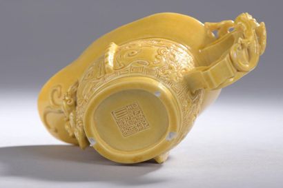 null CHINE - XIXe siècle.
Petite coupe libatoire en porcelaine émaillée jaune. Des...