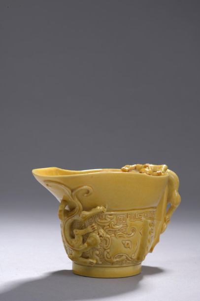null CHINE - XIXe siècle.
Petite coupe libatoire en porcelaine émaillée jaune. Des...