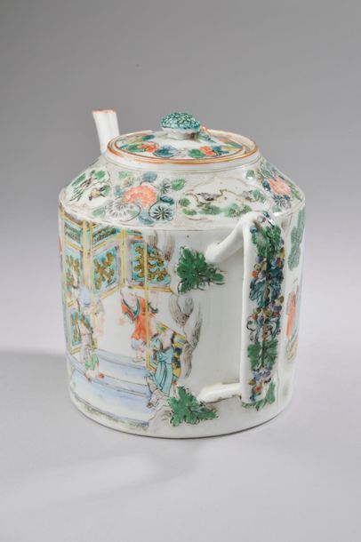 null CHINE - XIXe siècle.
Haut de vase cornet en porcelaine de la famille verte à...