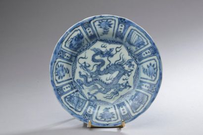 null CHINE - Dans le style de l'empereur WANLI (1573-1620).
Petite coupelle à décor...