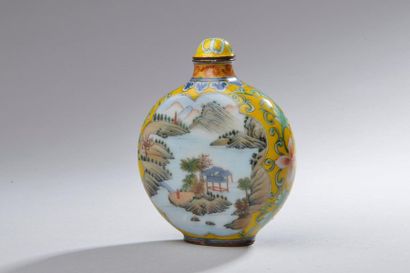 null CHINE - Dans le style Kangxi (1662-1722).
Tabatière en porcelaine émaillée à...