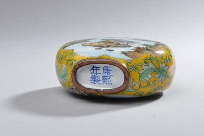 null CHINE - Dans le style Kangxi (1662-1722).
Tabatière en porcelaine émaillée à...