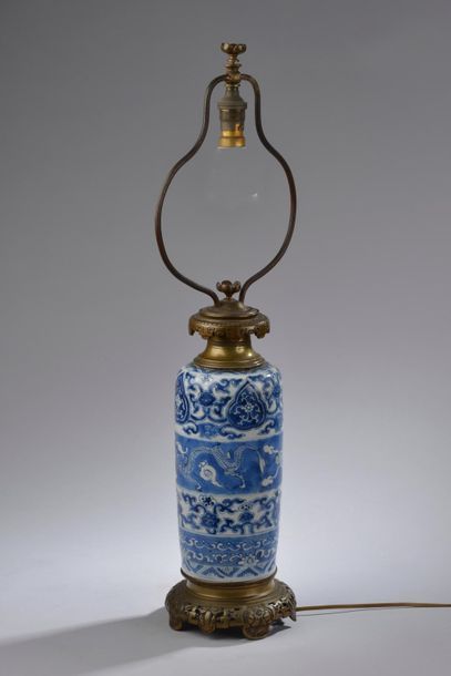 null CHINE - Époque KANGXI (1662 - 1722).
Vase cylindrique en porcelaine bleu blanc...