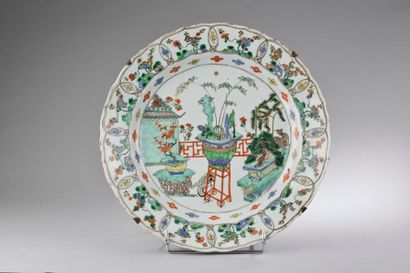 null CHINE - Époque KANGXI (1662 - 1722).
Grand plat polylobé en porcelaine famille...