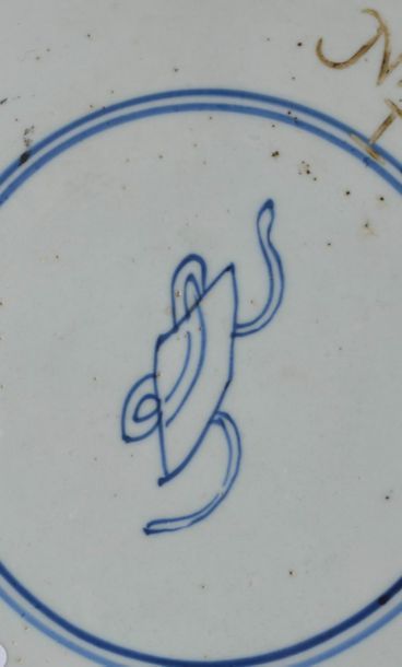 null CHINE - Époque KANGXI (1662 - 1722).
Grand plat polylobé en porcelaine famille...